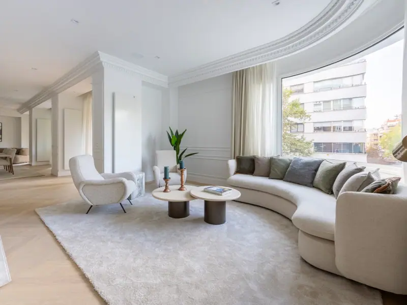 Odnowione 410 m² z prywatnym tarasem przy Castellanie