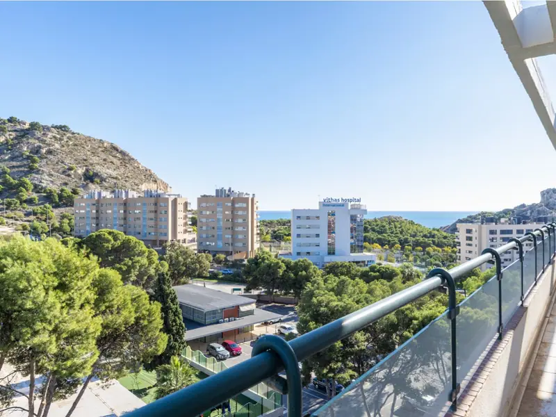 Penthouse z tarasem dookoła i widokiem na morze