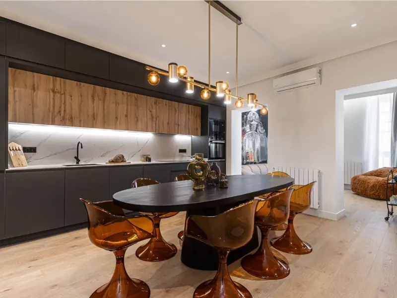 Odnowiony apartament z trzema balkonami w Chueca