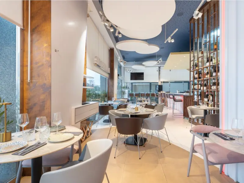 Działająca restauracja z trzema tarasami przy Alamedzie