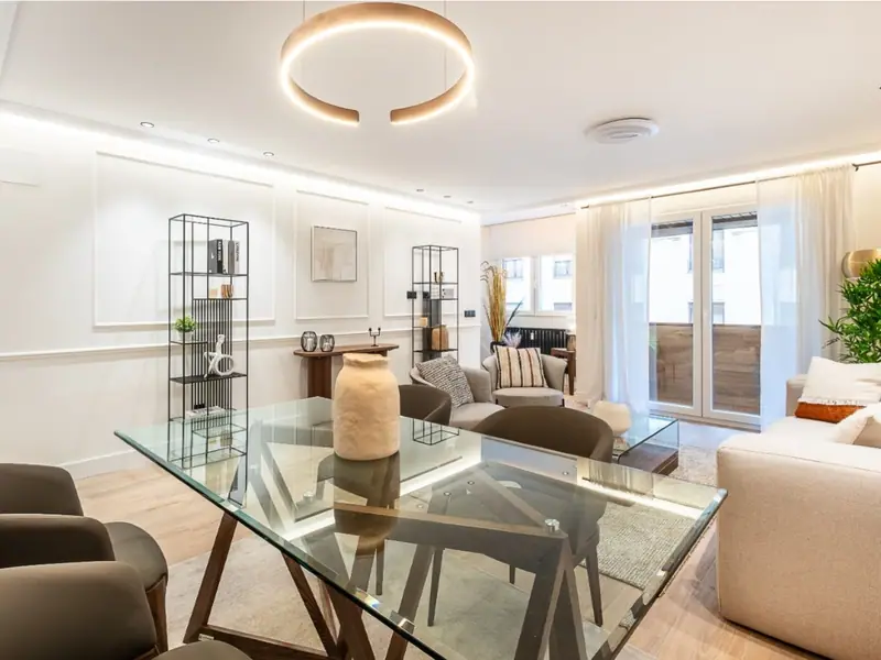 Jasny apartament z tarasem w Barrio de Salamanca