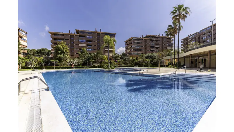 Apartament z 2 sypialniami i basenem