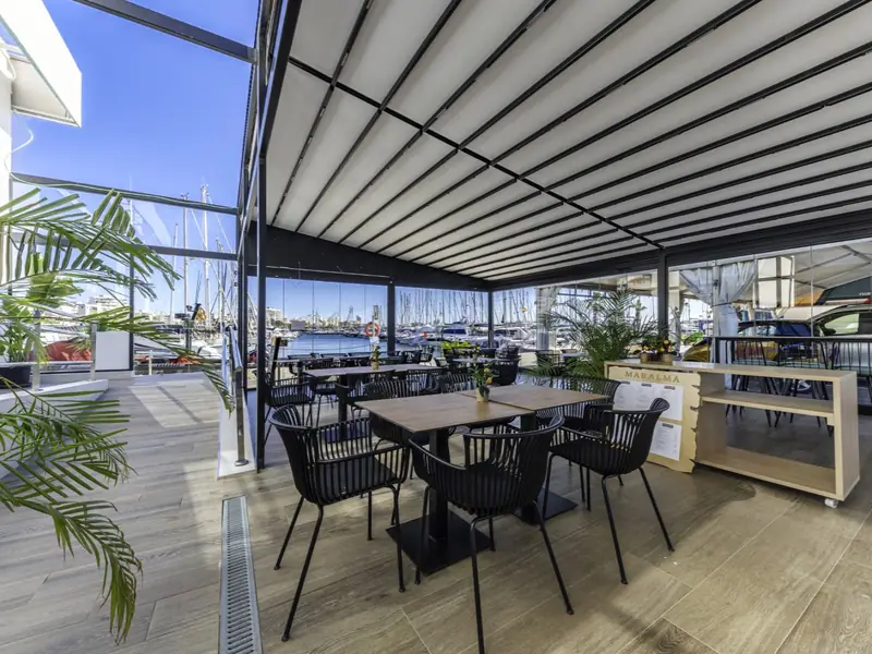 Restauracja na pierwszej linii przy marinie