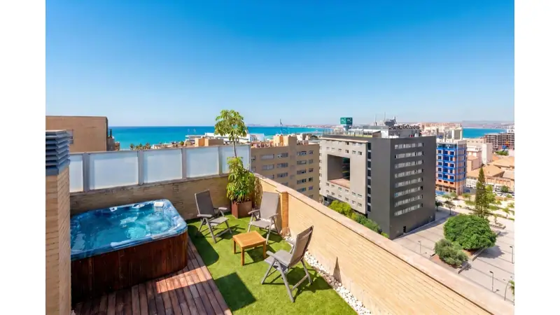 Penthouse z 3 sypialniami i widokiem na morze