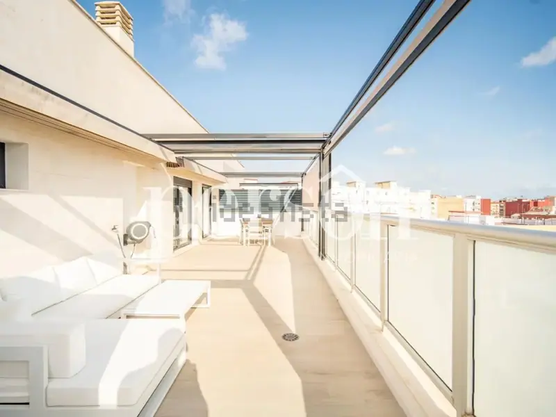 Dwupoziomowy penthouse z tarasem w Campanar