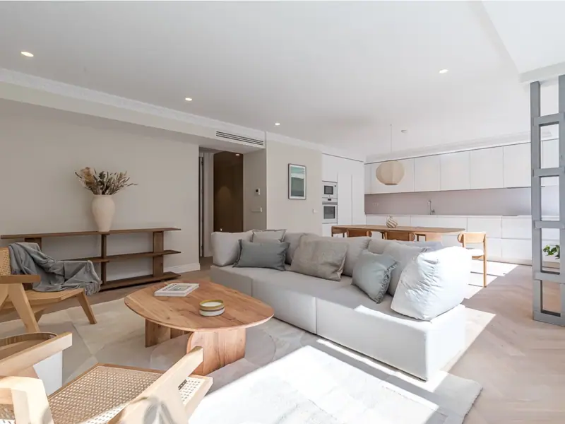 Jasny apartament z trzema sypialniami w Chamberí