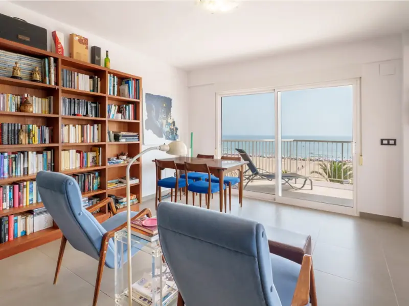 Przestronny apartament z widokiem na morze przy plaży