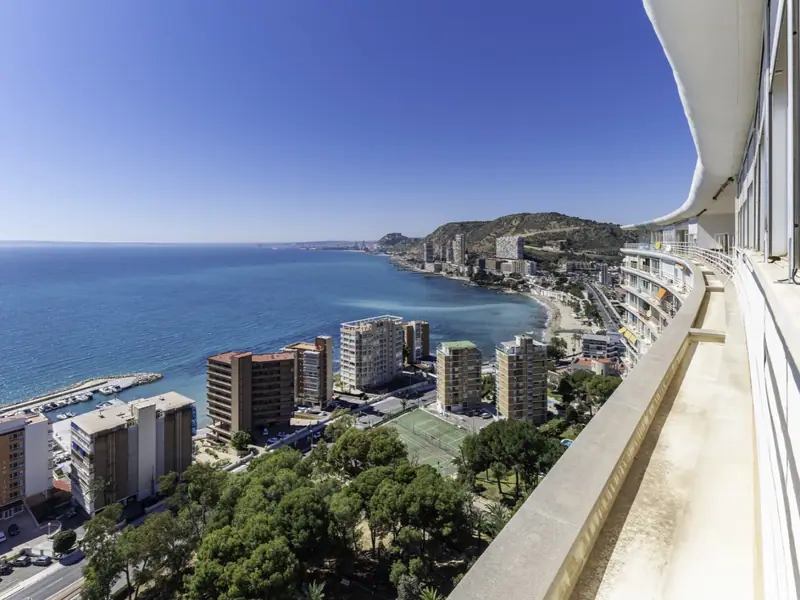 Dwupoziomowy penthouse z panoramicznym tarasem nad morzem
