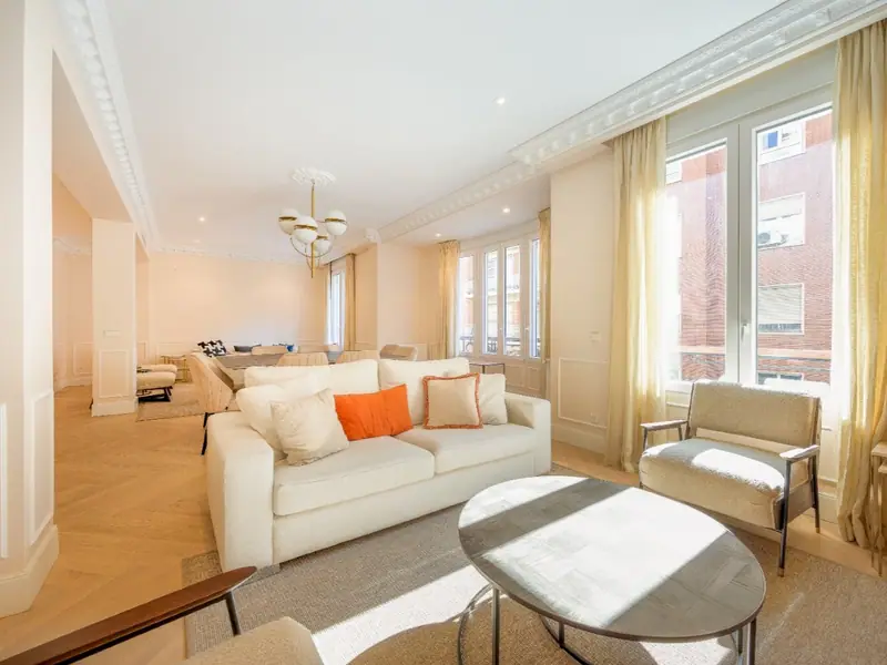 Odnowione 194 m² przy La Castellana, ekspozycja wschód–zachód