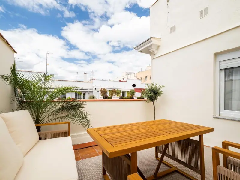 Jasny penthouse z tarasem w klasycznej kamienicy