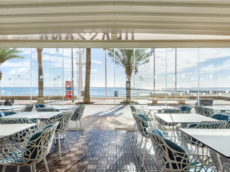 Lokal restauracyjny z przeszkloną terasą przy plaży