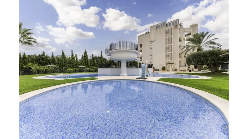 Apartament z 3 sypialniami i basenem