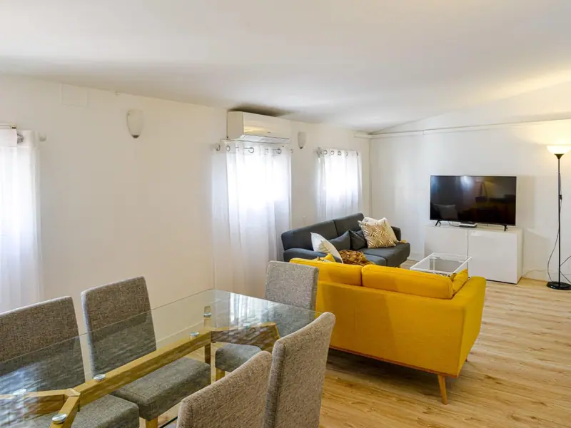Odnowiony apartament na piątym piętrze w sercu Madrytu