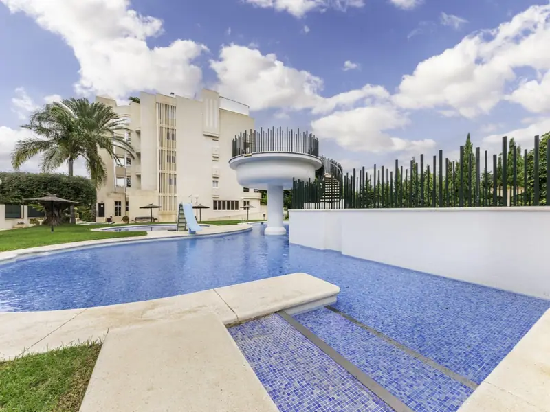 Odnowiony apartament z widokiem na pole golfowe