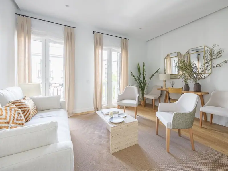 Odnowiony apartament z balkonami w Recoletos