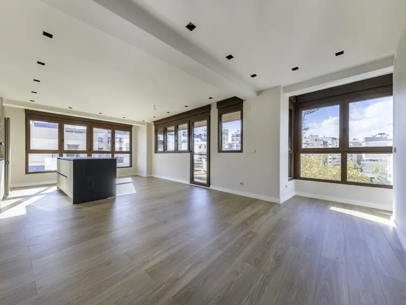 Narożny apartament po remoncie z tarasem nad placem