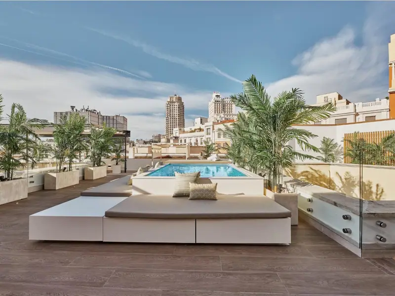 Penthouse z basenem i tarasem w klasycznej kamienicy