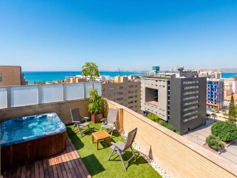 Penthouse w dwóch poziomach z tarasem i widokiem na morze