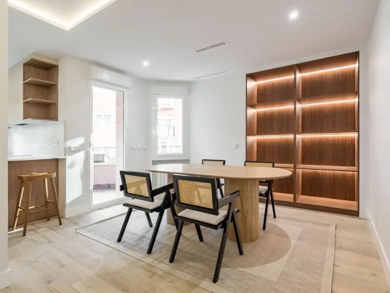 Jasny apartament z tarasem w Barrio de Salamanca
