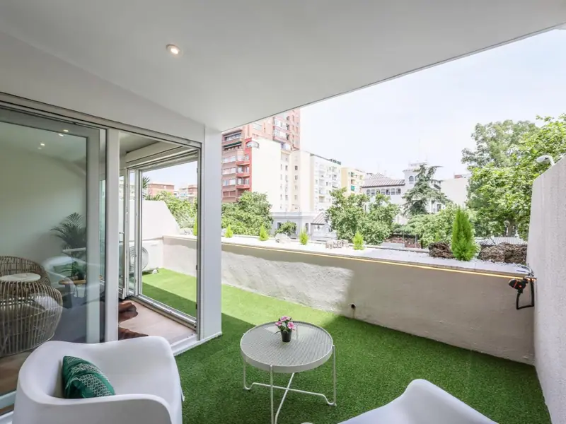 Odnowiony apartament z tarasem w Barrio de Salamanca